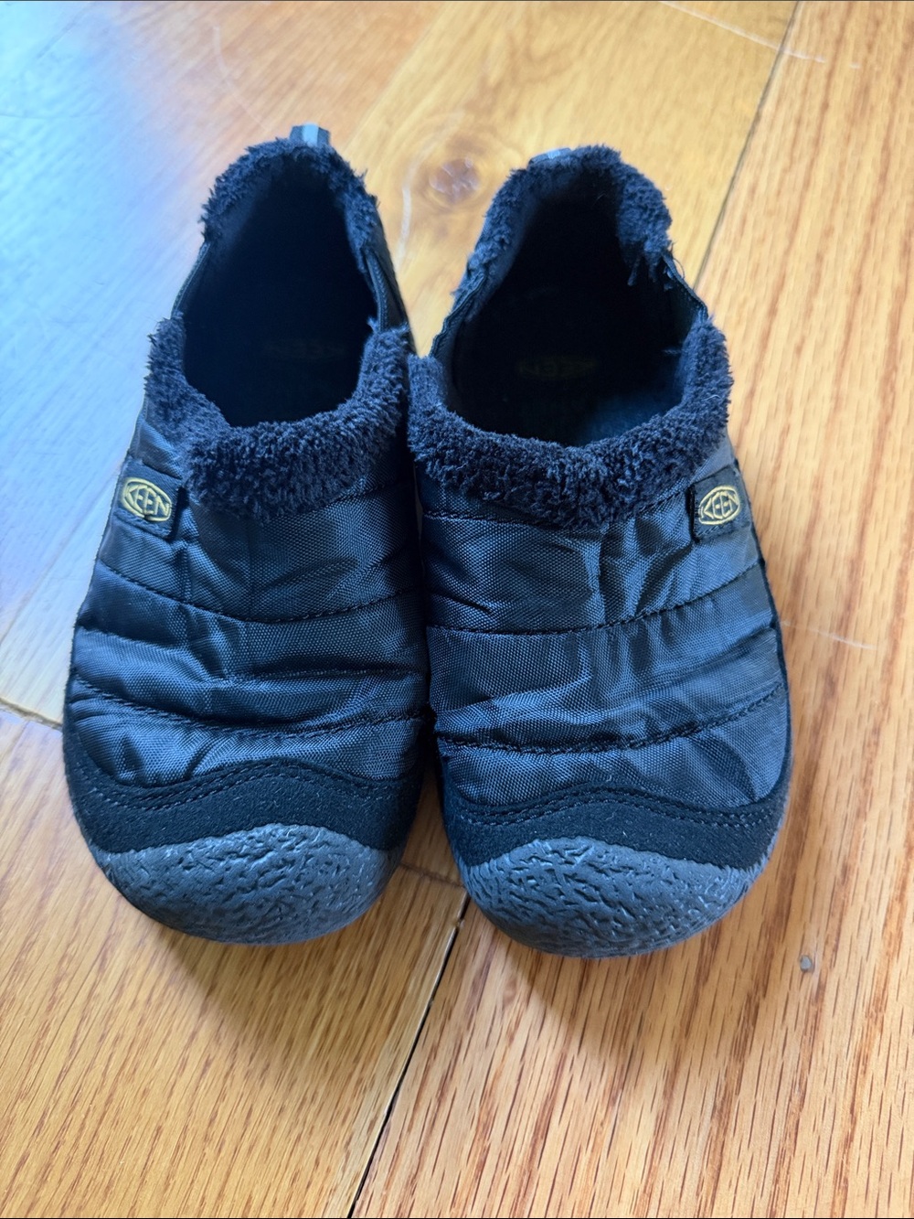 KEEN 10T Kids Black Quilted Slip-On Slippers with Fleece Collar so cute!!